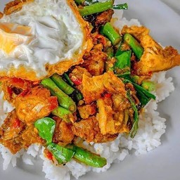 ข้าวราดเครื่องแกงหมูกรอบ