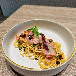 ผัดพริกแห้ง เบคอน (สปาเก็ตตี้)