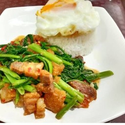 ผักบุ้งสามชั้น ราดข้าว ไข่ดาว