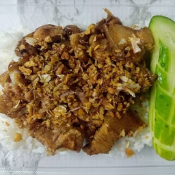 ข้าวหมูสามชั้นกระเทียมพริกไทย