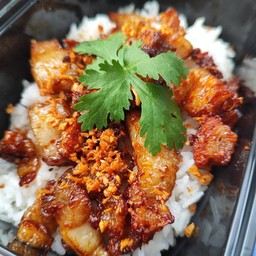 ข้าวหมูกรอบทอดกระเทียมพริกไทย(ไม่ใส่แป้ง)