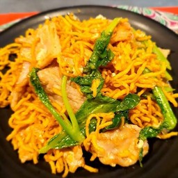 หมี่กรอบผัดซีอิ๊วหมูหมัก