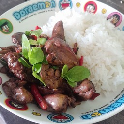 ข้าวราดกระเพราเครื่องในไก่
