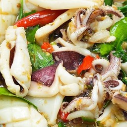 ผัดโหระพาหมึกราดข้าว