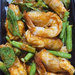 ผัดพริกแกงกุ้งราดข้าว