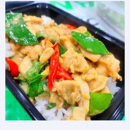 ผัดเขียวหวานไก่ราดข้าว