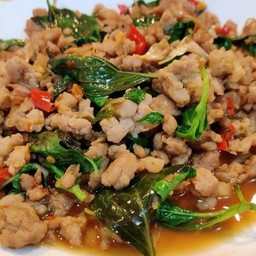 ผัดโหระพาหมูสับราดข้าว