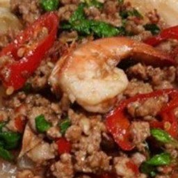 เส้นใหญ่ผัดกระเพราหมู+หมึก+กุ้ง
