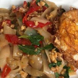 เส้นใหญ่กระเพราไก่+ไข่ดาว