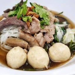 ก๋วยเตี๋ยวหมูตุ๋น-ลูกชิ้นน้ำใส
