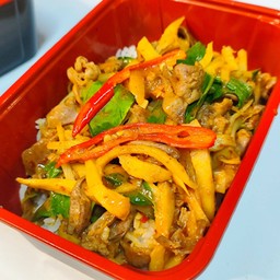 ผัดพริกแกงหน่อไม้ดองเครื่องในไก่