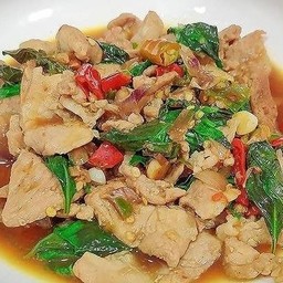 ผัดโหระพาหมูชิ้นราดข้าว