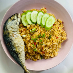 ข้าวผัดนํ้าพริกปลาทูทอด