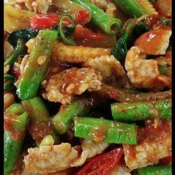 ข้าวราดผัดพริกแกงถั่วฝักยาว