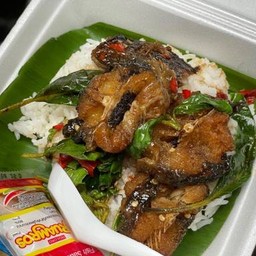 กระเพราปลาดุกราดข้าว