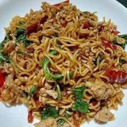 มาม่าพัดกระเพราหมูสับ