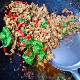 กะเพราหมูสับน้ำขลุกขลิกราดข้าว