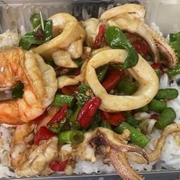 ผัดกระเพราทะเลราดข้าว