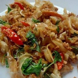 เส้นใหญ่ผัดกระเพราหมู