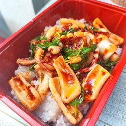 กะเพราปลาหมึกราดข้าว