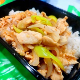 ผัดพริกหยวกไก่ราดข้าว