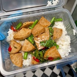 กระเพราหมูยอราดข้าว