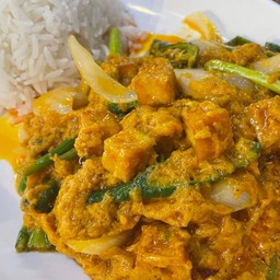 ข้าวราดผัดผงกะหรี่เต้าหู้