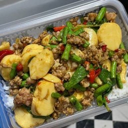 ข้าวผัดกระเพราเต้าหู้อ่อน