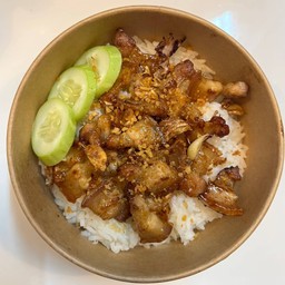 ข้าวหมูสามชั้นทอดกระเทียม
