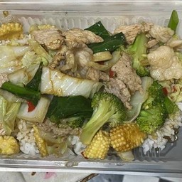 ผัดผักรวมราดข้าว