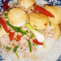 ผัดเต้าหู้หมูสับราดข้าว