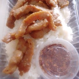 [อร่อยซ่ากับโค้ก] ข้าวสวยหมูเส้นทอดน้ำพริก +  โค้ก ออริจินัล (กระป๋อง)