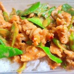 ผัดพริกแกงหมูชิ้นราดข้าว