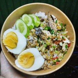 ข้าวปลาทูคั่วพริกเกลือบวกไข่ต้ม