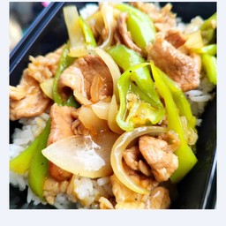 ผัดพริกหยวกหมูชิ้นราดข้าว