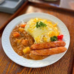 218 ข้าวแกงกะหรี่ไข่ข้นไส้กรอก