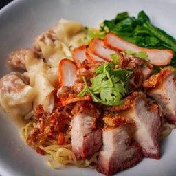 บะหมี่เกี๊ยวหมูแดง+หมูกรอบ