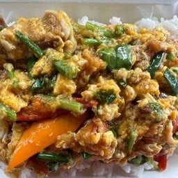 หมูกรอบ ผัดผงกระหรี่ ราดข้าว