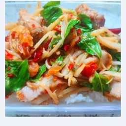 ผัดกระเพราหน่อไม้ดองหมูกรอบราดข้าว