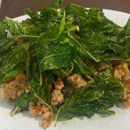 ไข่เยี่ยวม้ากระเพรากรอบ