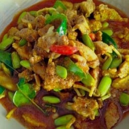 ไก่หน่อเหรียงพริกแกงใต้