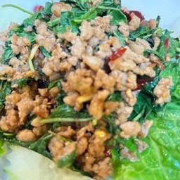 กระเพราหมูสับ กับข้าว