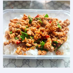 กะเพราหมูสับราดข้าว