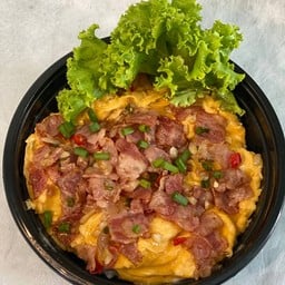 ข้าวไข่ข้นเบค่อนคั่วพริกเกลือ