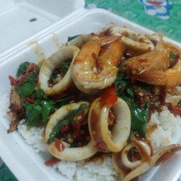 กะเพราทะเลราดข้าว(กุ้งหมึก)