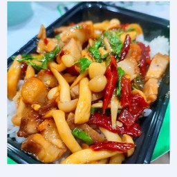 กะเพราเห็ดชิเมจิหมูกรอบราดข้าว