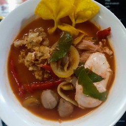 เย็นตาโฟต้มยำไก่กรอบใส่ไข่