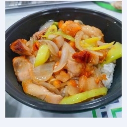 ผัดพริกหยวกหมูกรอบราดข้าว