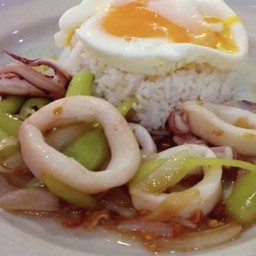 ผัดพริกหยวกปลาหมึกราดข้าว