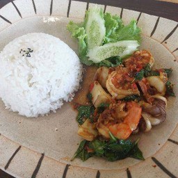 ข้าวกระเพราพริกแห้งกุ้งปลาหมึกไข่ดาว